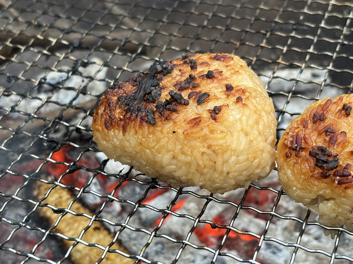 yamambaaa's tweet photo. 家の庭で焼き鳥BBQしてます。焼きとうもろこしあまーい！ https://t.co/F7M35Dz8Yx