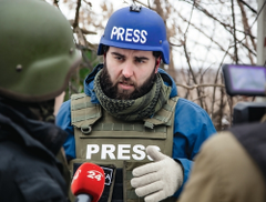 Vito82488734's tweet photo. Rosyjski agent udający dziennikarza aresztowany - histeria mainstreamu, wypuszczony wraca do Rosji gdzie wita go osobiście Putin. Polski dziennikarz śledczy, który opisał Końgate aresztowany, osadzony półnagi w zapluskwionej celi, bez dostępu do adwokata. BIAŁORUŚ JUŻ TU JEST. https://t.co/2ZlnmWK6jy
