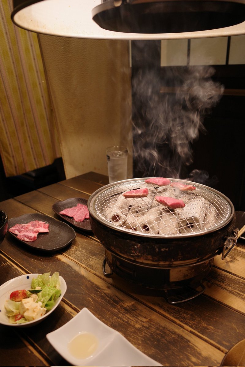 urobronai's tweet photo. 卓上七輪で焼肉なんて久々だな。最近は埋め込みコンロの店が多いから。遠赤でじっくり焼かれるのは美味い😋 https://t.co/1xjqnge17T