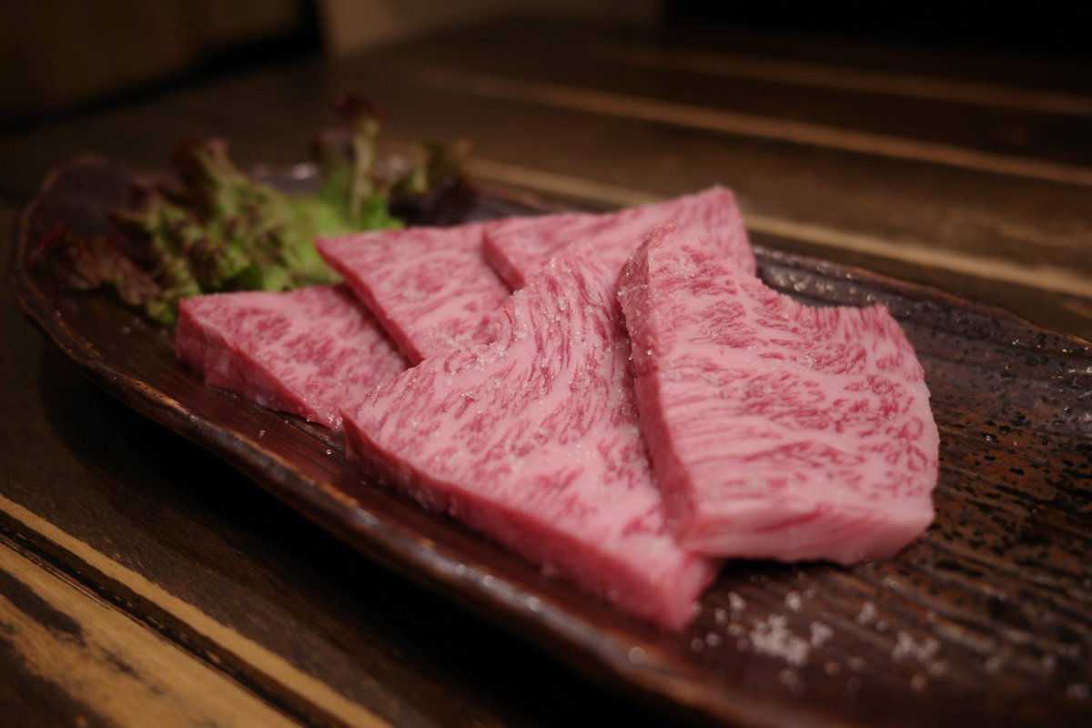 urobronai's tweet photo. 卓上七輪で焼肉なんて久々だな。最近は埋め込みコンロの店が多いから。遠赤でじっくり焼かれるのは美味い😋 https://t.co/1xjqnge17T