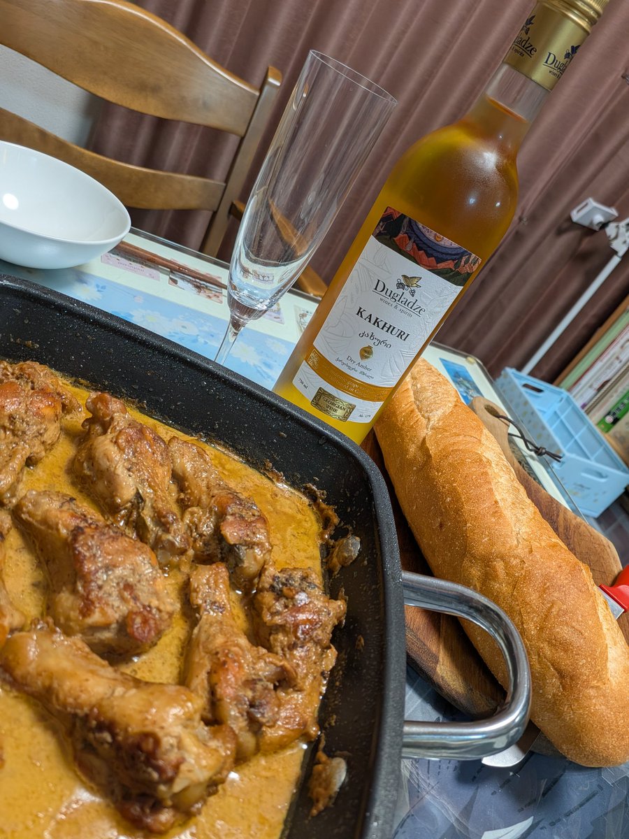 ZONY_0428's tweet photo. 完成＆実食！(｀・ω・´)

合わせるワインはジョージアのオレンジワイン。白ワインと赤ワインの中間、ロゼの別解釈？
パンがバゲットなのが残念かな。
鶏も手羽元で良かったのかが謎w

うまっ！なにこれ😳

#シュクメルリ
#ジョージア https://t.co/hramDP1MbL