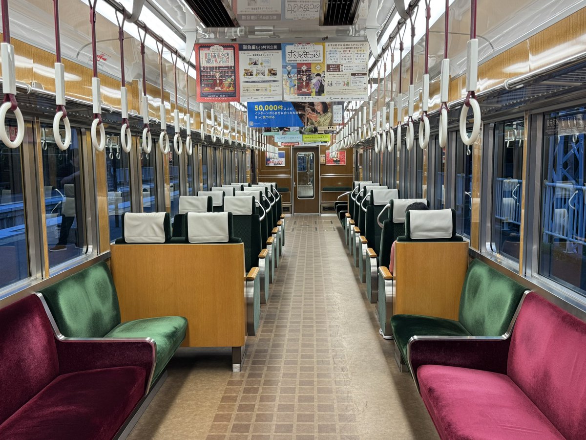 uehiro's tweet photo. 阪急6300系(6352)に乗りに来ました！
京都線特急で活躍した名列車、今は嵐山線で余生を過ごしてますが、引退秒読みです。
48年活躍している古い電車ですが、車内はしっかりとリフォームされていて、掃除も行き届いていて綺麗です✨

昔、大宮までよく利用してました。
一番好きな私鉄特急🚃☺️ https://t.co/xDvO7fIUDo