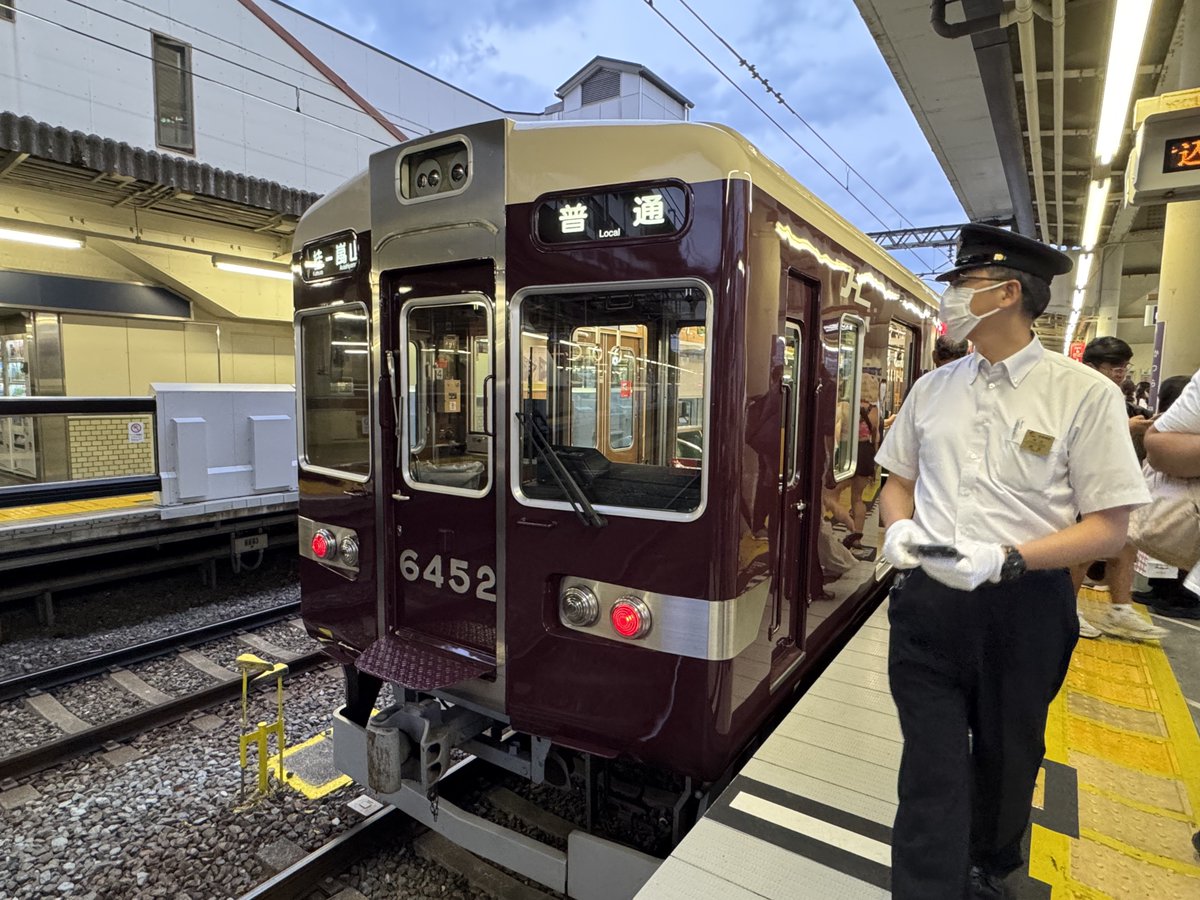 uehiro's tweet photo. 阪急6300系(6352)に乗りに来ました！
京都線特急で活躍した名列車、今は嵐山線で余生を過ごしてますが、引退秒読みです。
48年活躍している古い電車ですが、車内はしっかりとリフォームされていて、掃除も行き届いていて綺麗です✨

昔、大宮までよく利用してました。
一番好きな私鉄特急🚃☺️ https://t.co/xDvO7fIUDo