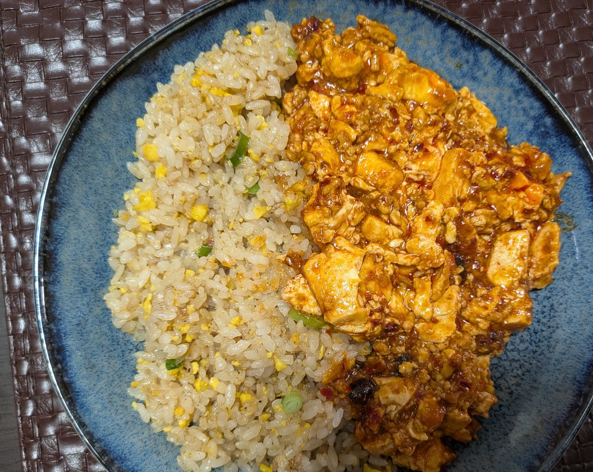 hot_mapotofu's tweet photo. 久しぶりに麻婆豆腐を作った。炒飯まで作る気力はないので、これは冷凍食品。 https://t.co/BJJgfNqcQ8