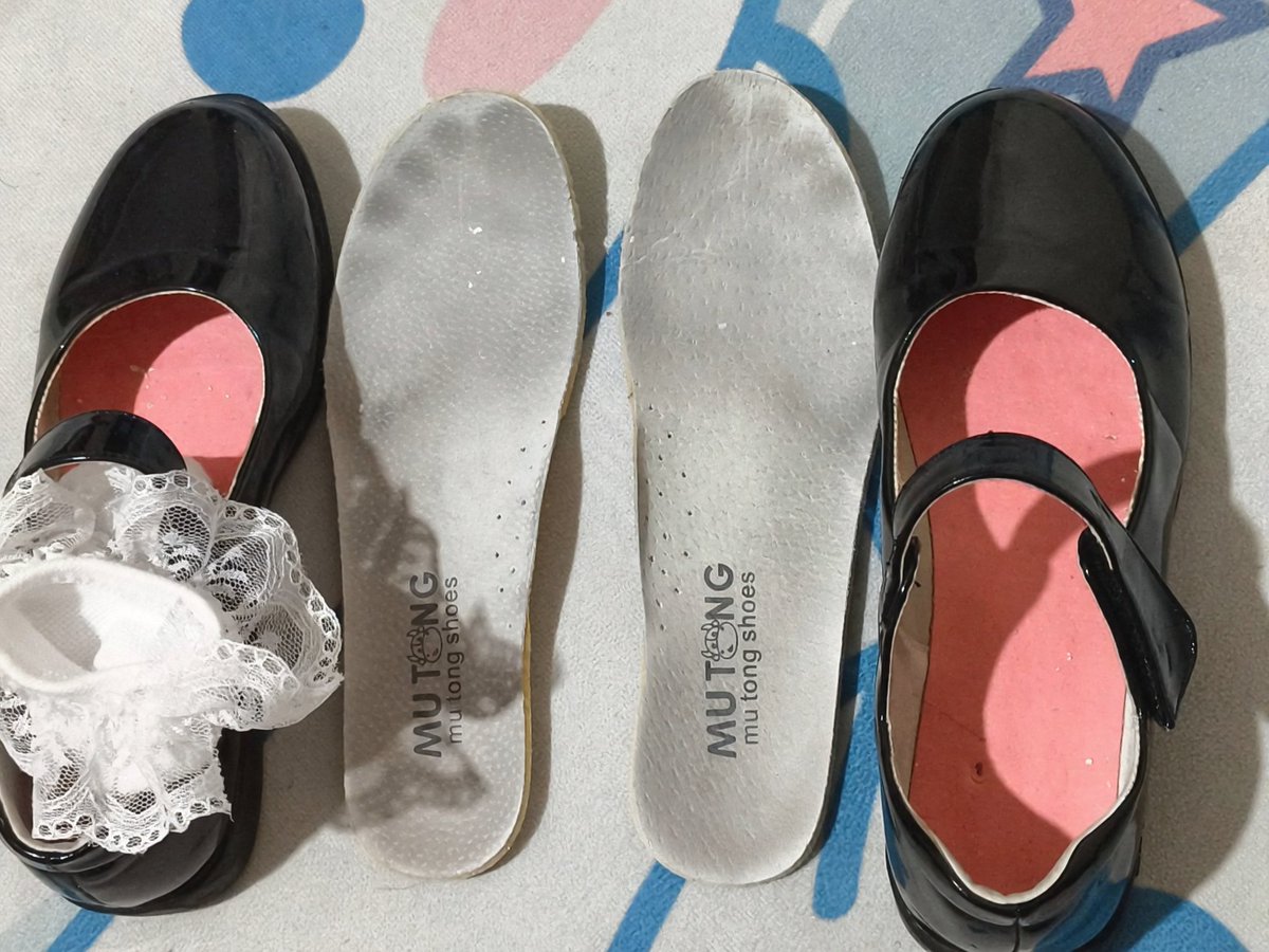 Heisen676291's tweet photo. 花边袜配超绝小学的饭盒小皮鞋，也是痕迹满满呢哼哼 (评论区仅开放半小时) https://t.co/bnmkxtObiW