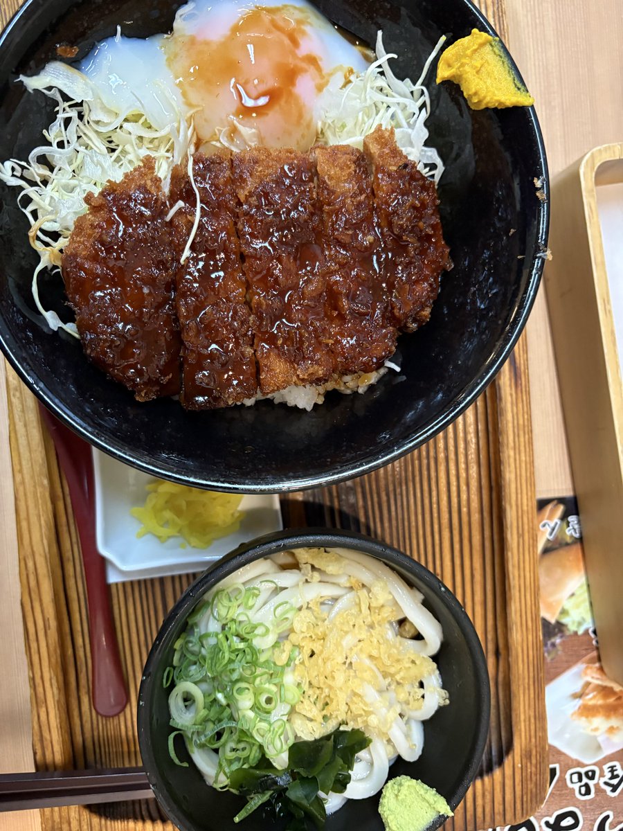 R6u2Mi's tweet photo. 今日の夕飯は隣町の飲食店で味噌カツ丼定食を食べて来ました
お肉も柔らかくてご飯も多くて
温泉卵がのっていました https://t.co/fKlXNsklnb