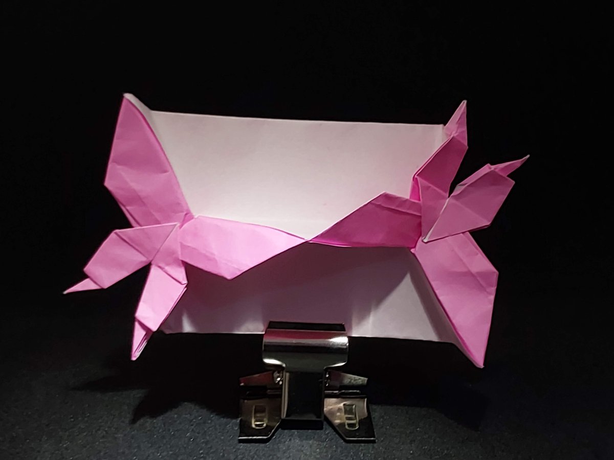 Soma_origami's tweet photo. 作品名「蝶番」
創作　ソーマ
用紙　トーヨー折り紙用紙
 　　   15cm不切正方形一枚
二匹の蝶を折り紙で再現しました。
先週の展開図の応用版です。
#折り紙作品 #Origami https://t.co/WZmnT8D9fK