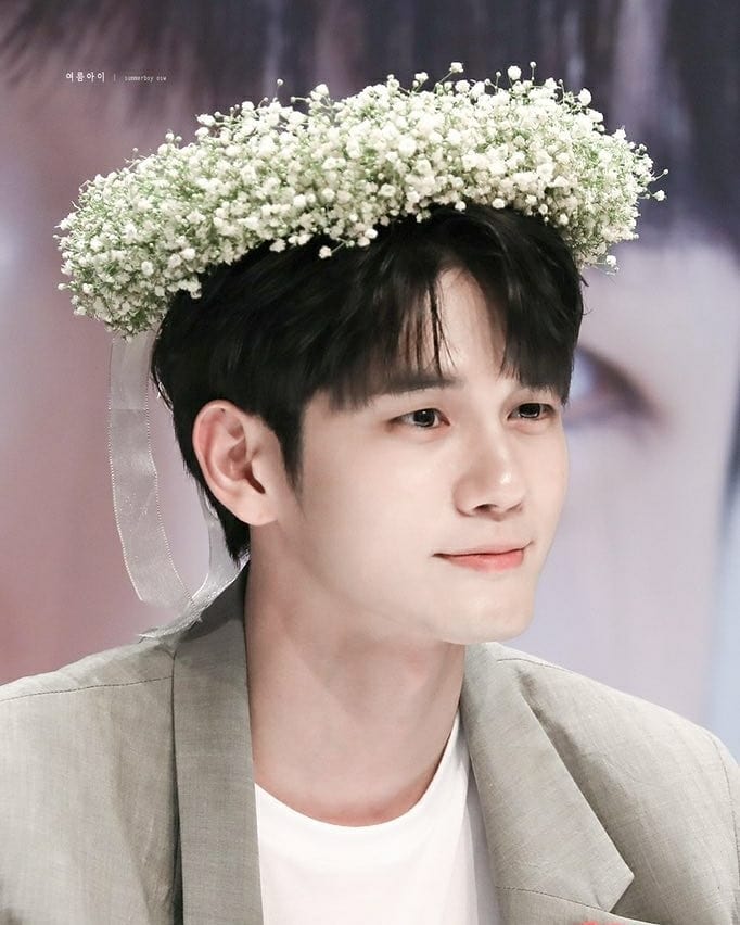 angel_eldar's tweet photo. A handsome man with a flower crown.

#ONGSEONGWU
 #옹성우 https://t.co/2hDfkYVhJa