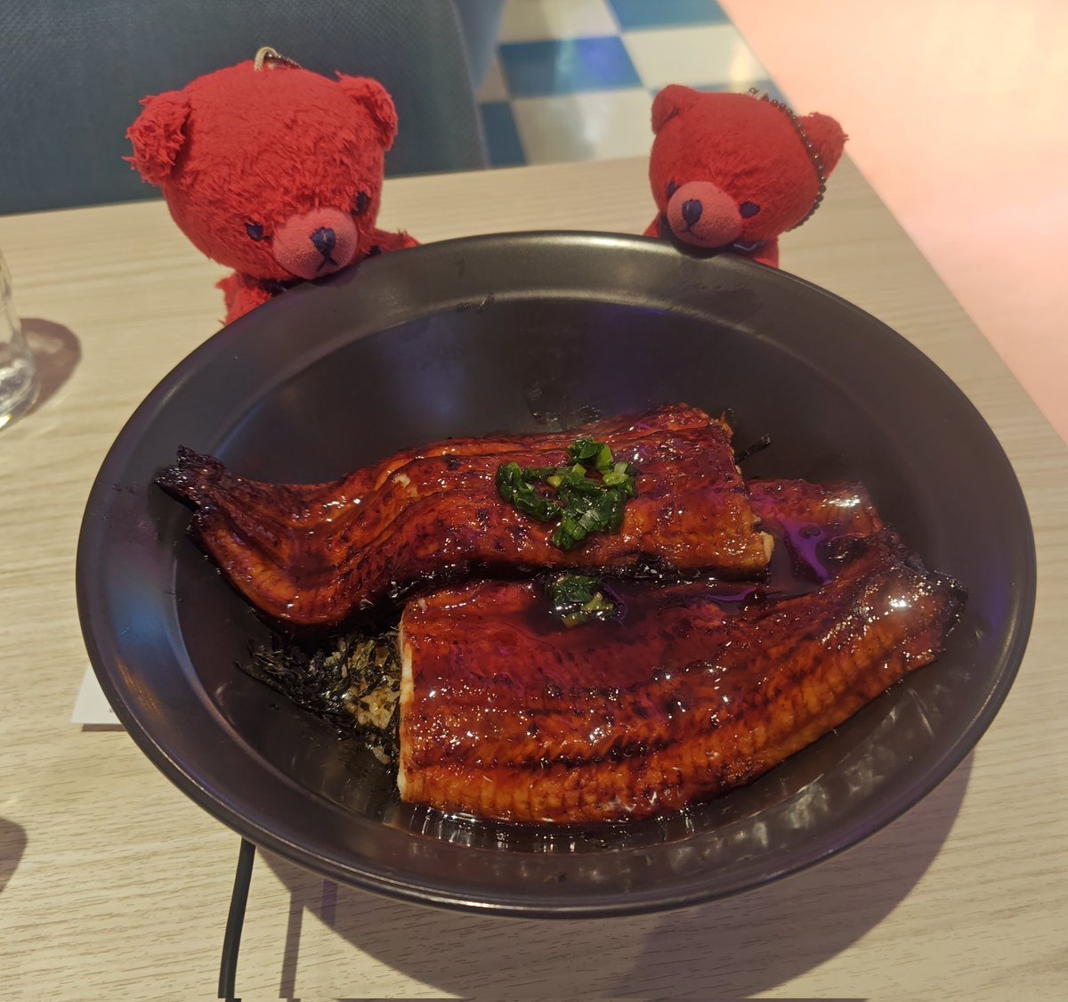 28n51's tweet photo. 夜ごはんは一尾まるごと贅沢うな丼@めいどりーみん大須赤門通り店 https://t.co/1xA5Xg7dYg
