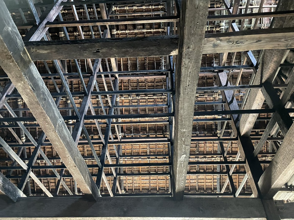 WalkAroundTokyo's tweet photo. 1600年ごろに建てられたという韮山の江川邸。その主屋のとても広い土間に立って見上げると、大きな屋根を支える小屋組みが美しく、細い木材、太い木材、それらが規則性をもって連なり、ひとつの免震構造となっているそうで、日本古来の建築技術すごい。 https://t.co/gSmD6RwbVE