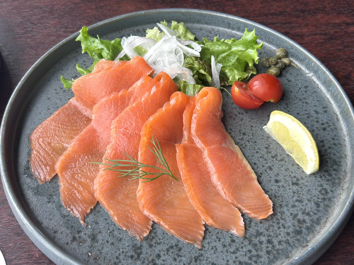 choco_love_Yeah's tweet photo. 【今日食べたもの】
・通常ご飯(朝晩)
・チョコレート効果86% 2枚
・カレ・ド・ショコラ1箱
・剥く生グミ
・【天空のアフタヌーンティー】～ショコラ＆フロマージュ～+カフェフリー

横浜で紫陽花見てきた🩵
あと2日連続アフヌンで贅沢～🤭
提供が少し遅れたからってサービスで2品もくれて優しい🥲 https://t.co/09GvDND2GN