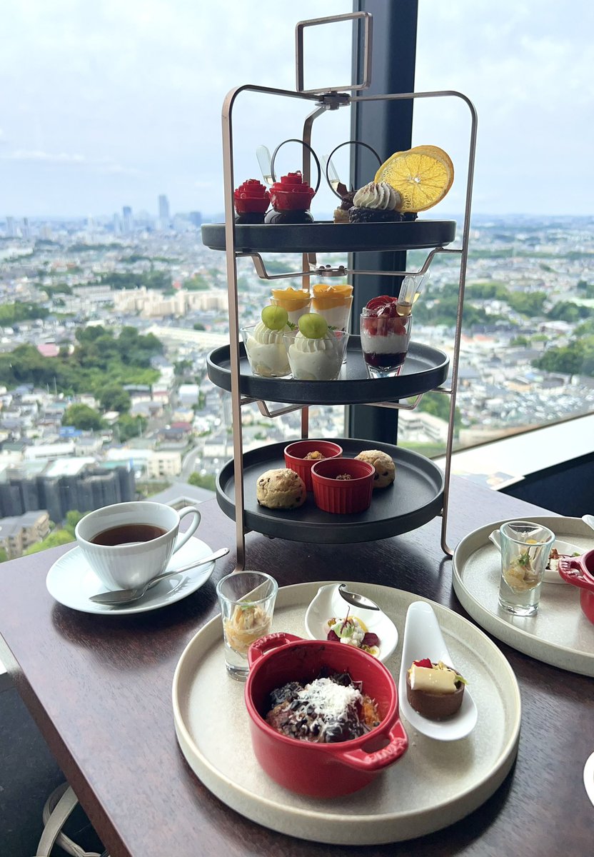 choco_love_Yeah's tweet photo. 【今日食べたもの】
・通常ご飯(朝晩)
・チョコレート効果86% 2枚
・カレ・ド・ショコラ1箱
・剥く生グミ
・【天空のアフタヌーンティー】～ショコラ＆フロマージュ～+カフェフリー

横浜で紫陽花見てきた🩵
あと2日連続アフヌンで贅沢～🤭
提供が少し遅れたからってサービスで2品もくれて優しい🥲 https://t.co/09GvDND2GN