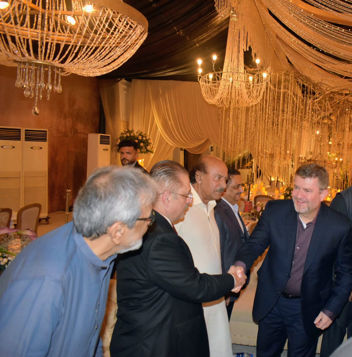 JunejoZoha43263's tweet photo. 🌹 کراچی میں جناب نور محمد کاکڑ کے صاحبزادے کی شادی کی تقریب خوشیوں اور محبتوں کا حسین منظر پیش کرتی رہی، جہاں شرجیل انعام میمن اور راول شرجیل میمن سمیت مختلف شعبہ ہائے زندگی کی نمایاں شخصیات نے شرکت کی۔...
@sharjeelinam @rawalsharjeel https://t.co/wwvoPMftg3