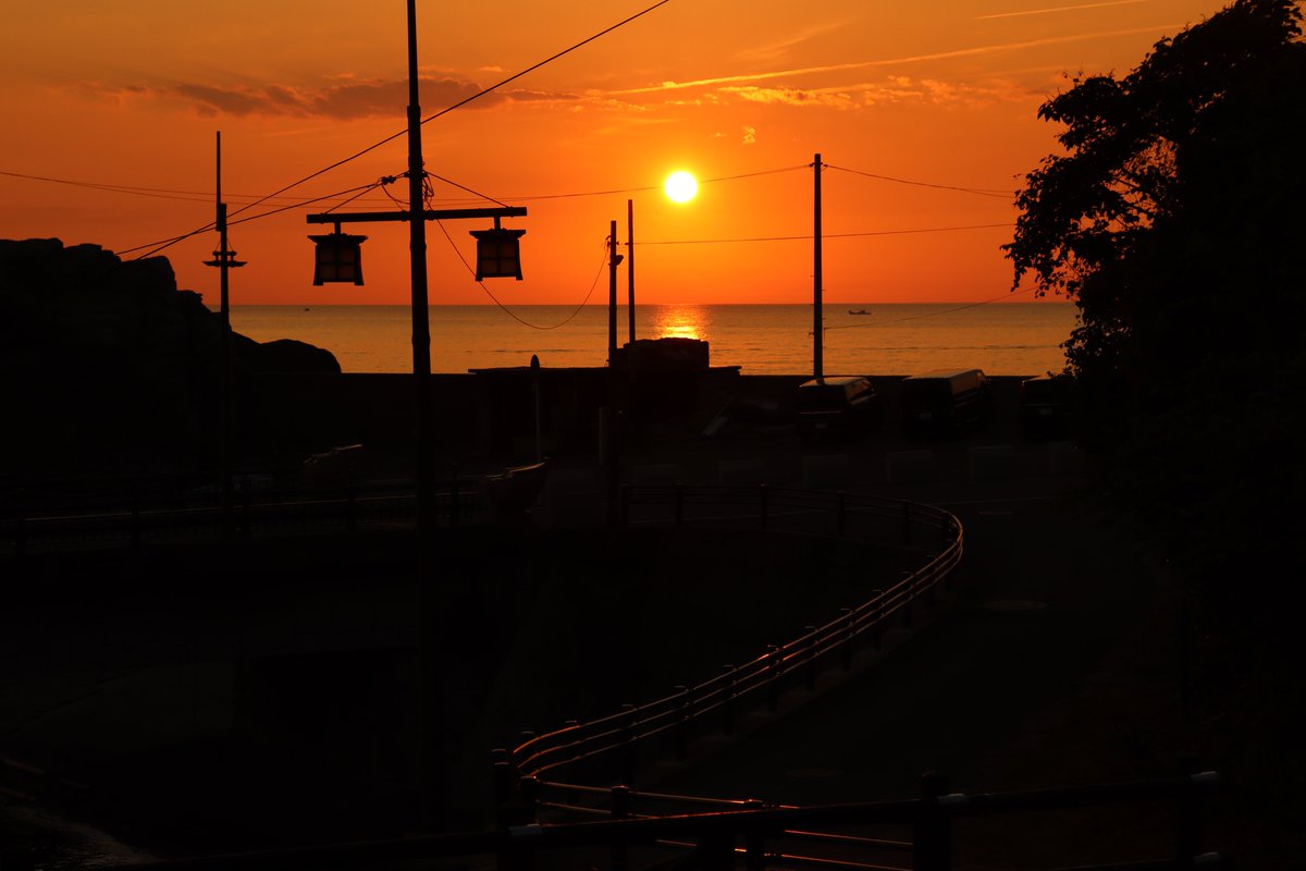 acapple0201's tweet photo. #写真好きな人と繋がりたい
#写真で奏でる私の世界
#夏泊漁港

真っ赤な夕陽と対照的な、灯っていない外灯のシルエットが印象的でした✌ https://t.co/jqGlnRqoRu
