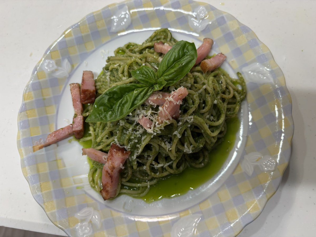 mick0812's tweet photo. バジル収穫したので今夜は
ジェノベーゼパスタ。 https://t.co/WSYraFcoxr