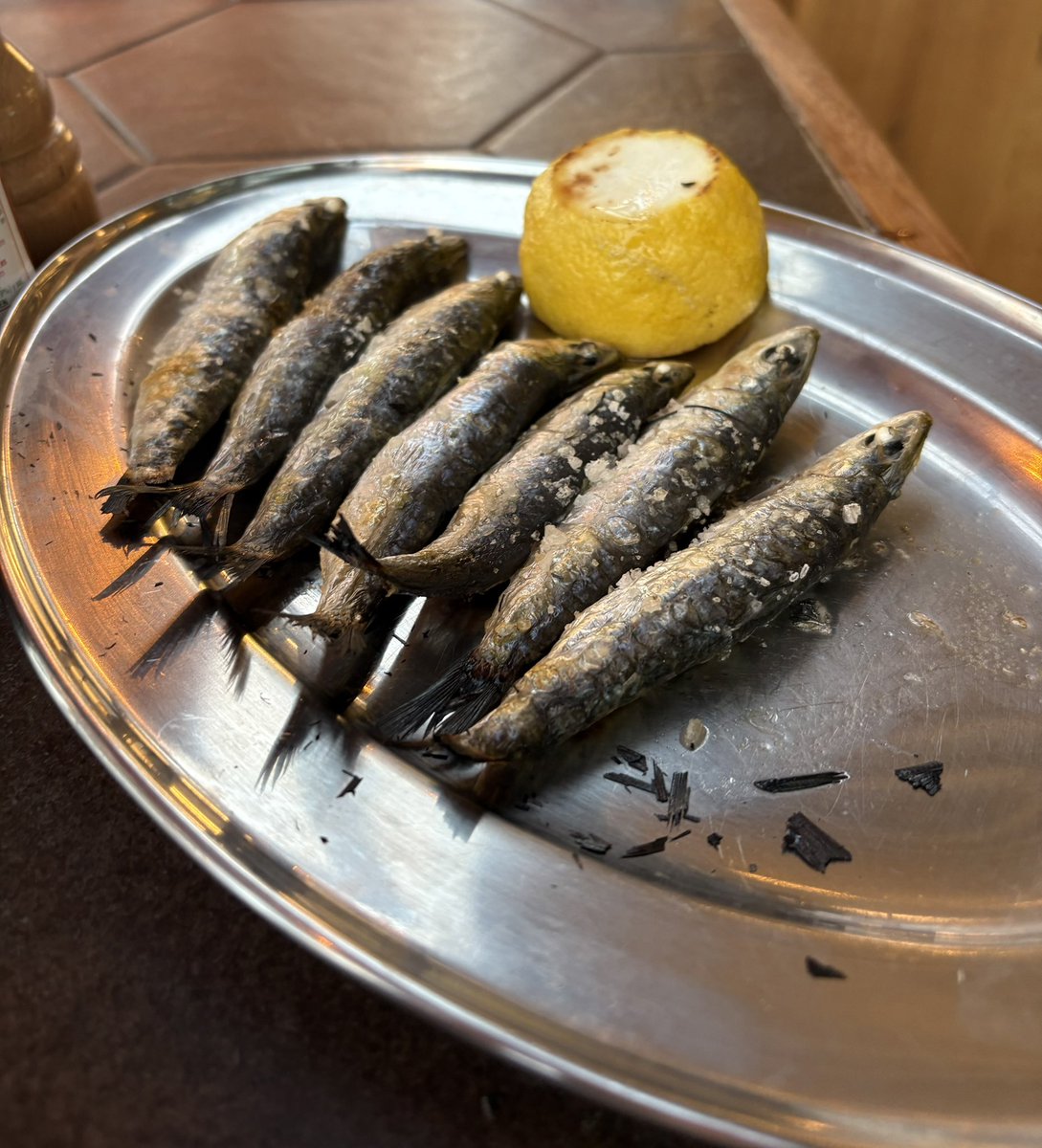 jackieesmith's tweet photo. Had some amazing seafood last night sat right on the beach with the smell of salt from the sea as the waves crashed in 🌊🐠
(Pic snapped after one of the oysters had been eaten!) https://t.co/bqm1Q6PNae