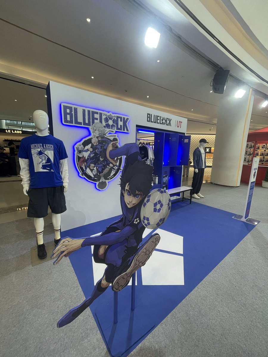 loveminiMichi's tweet photo. Check in at UNIQLO x Blue Lock Pop-up สวยมาก ใส่สีน้ำเงินรอดนะฮะ 😆 https://t.co/rrHud7wq3z