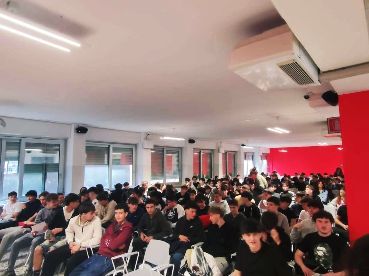 YvanSagnet's tweet photo. Alla destra #neofascista nelle piazze che promuove la "deportazione dei migranti",noi opponiamo la nostra presenza nelle #scuole perché crediamo fermamente che educare le giovani #generazioni sia l'antidoto contro l'odio per un'Italia più inclusiva, giusta ed equa.#primalepetdone https://t.co/J7O6THpecg