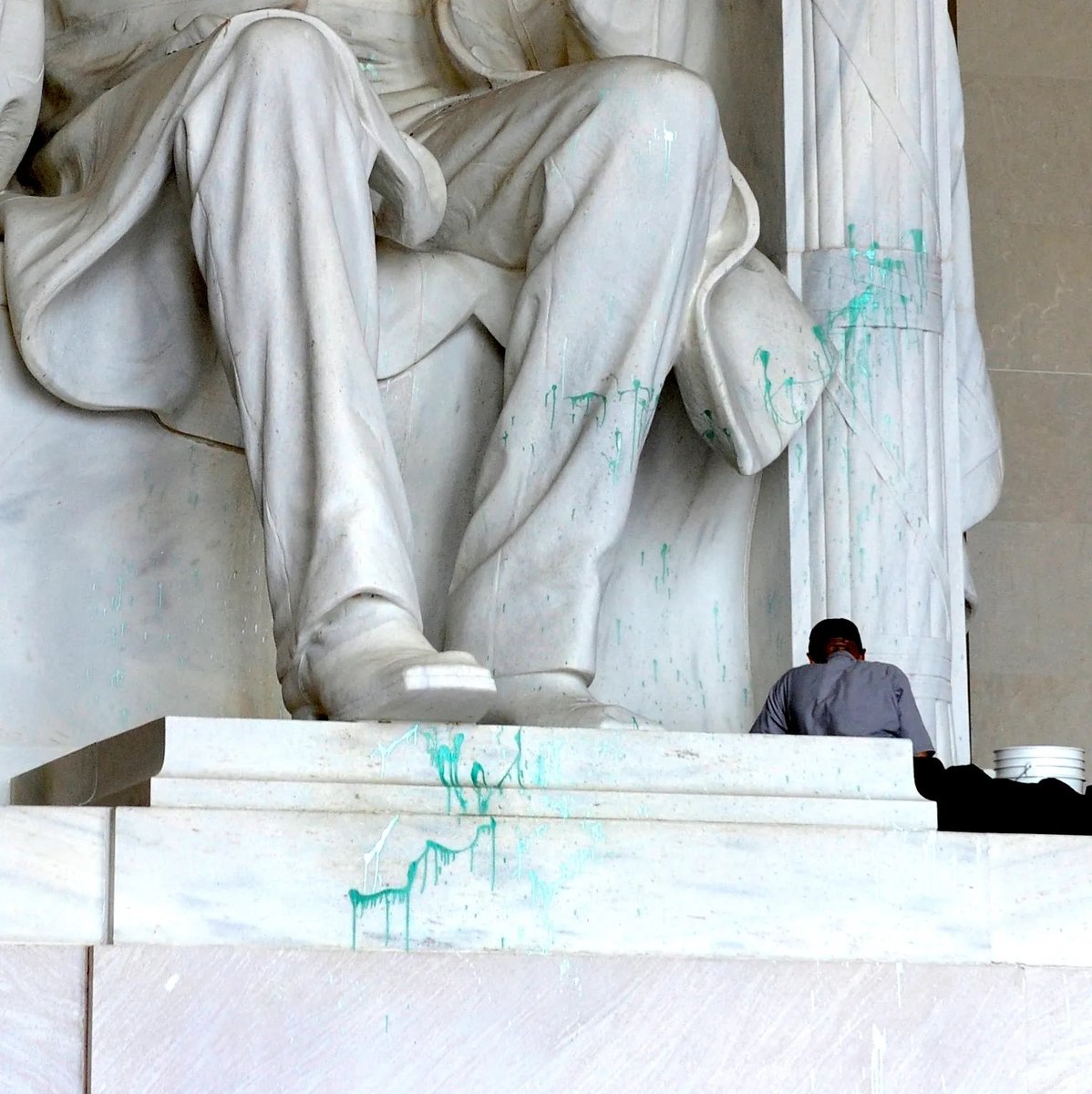 PolitiBunny's tweet photo. You jackasses have been vandalizing and tearing statues down all over this country…

INCLUDING the Lincoln Memorial.

Kindly take all the seats. https://t.co/CajxJOxDIa