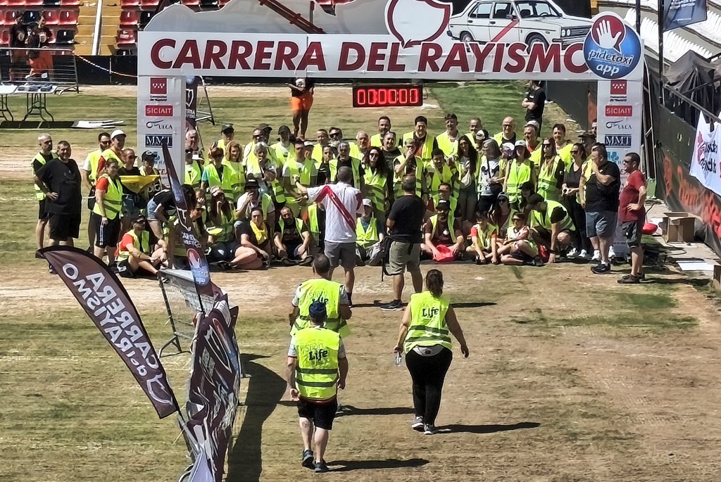 matagigantesNET's tweet photo. Foto de familia de VOLUNTARIOS/AS.
Sin ellos/as no habría @carrerarayismo 
GRACIAS!! https://t.co/WsqmwqWt0k