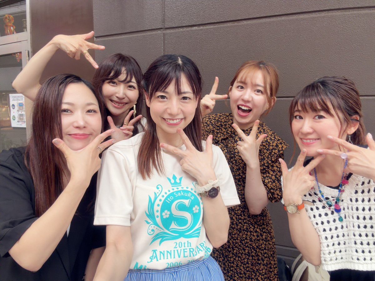 Mariko_Omori's tweet photo. 伊藤さくらさん20thAnniversary
さくらの恩返し〜あの時はお世話になりました〜vol.7
at 川﨑銀座街

素晴らしい出演者の皆様勢揃い！
愛するお客様、みんなみんな一緒にさくらちゃんの20周年に敬意と愛を込めて。
そしてBDライブに向けてエールを！
私なりにめいっぱい、ステージに愛を込めてお届けさせて頂きました🥹

大森史上初のやらかしをしてしまった日ではありますが、『まりこちゃんが居てくれるだけで私は嬉しい。』そんな言葉をかけてステージへ送り出してくれたさくらちゃんの温もりを私は忘れません！😭

そして、あのヒーローソングのイントロで颯爽と現れたヒーローは世莉奈ちゃんでした🥹🦸‍♀️✨
後半の出演時間なのに。後半組の入り時間はもっとあとだったのに。
私のエックスを見て駆けつけてくれました😭！！！！！(テンパリすぎてLINE見れてなかったけどLINEもくれてた…)
今思い出しても感激で泣いてまう。
前半組のSENAちゃん、ひろのちゃんと美緒ちゃんも到着するなり崩れ落ちた私を優しく包んでくれました🥲✨

思えばお客様のエールと仲間たちの愛に支えられ続けた22年でした。本当に、どうお返ししていこう。
だからこそ、ここからまた前を向いて歌って生きたい☺️✨

ますます輝きを増すさくらちゃん。
6/20(土)はBDワンマンライブ！！
一生に一度しかない大切な日の直前。
こんなに素晴らしい日に呼んで頂き幸せでした😭✨本当にありがとうございました🥹✨