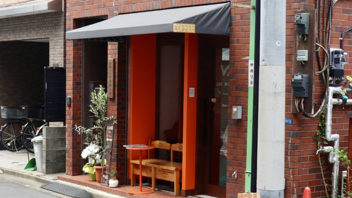 ogu_gourmet's tweet photo. 清澄白河の街角に、広東語が心地よく響く香港の日常が広がっていました

温かなオレンジ色の店内で、並んだグラスから自分好みの器を選ぶ瞬間に胸が躍ります。泡立ちが新感覚の珈琲、練乳とピーナッツバターがとろけ、郷愁誘う甘い香港風トースト

不思議と心が解ける空間は、内緒にしたい日常の拠り所

Life Base Coffee
東京メトロ半蔵門線「清澄白河」駅 B2出口すぐ