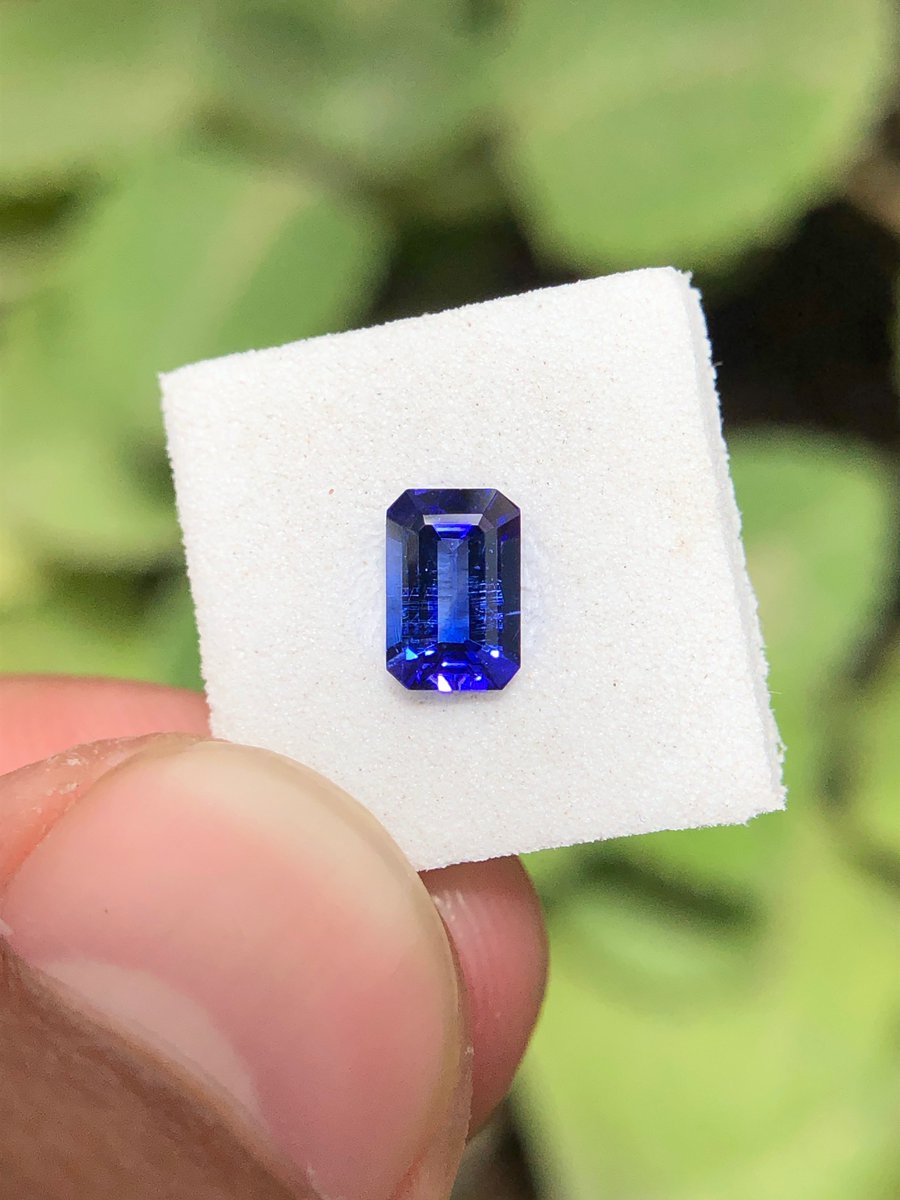 Tanzaniteusman's tweet photo. 天然タンザナイト
鮮やかなブルー / AAAA+グレードの色彩
重量 0.57 ct | 寸法 6.01 × 4.02 mm | インクルージョン（内包物）はごくわずか
https://t.co/lhDnUjLihG https://t.co/bdXGk6aHqM