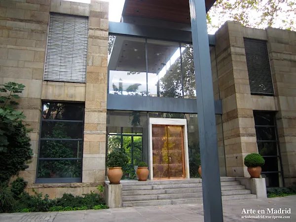 a_goetsch's tweet photo. Una casa estupenda, siempre me encantó la puerta de bronce y el quiosco que queda en la esquina como vestigio del antiguo palacio que tuvo. https://t.co/OIOPdAJDQF