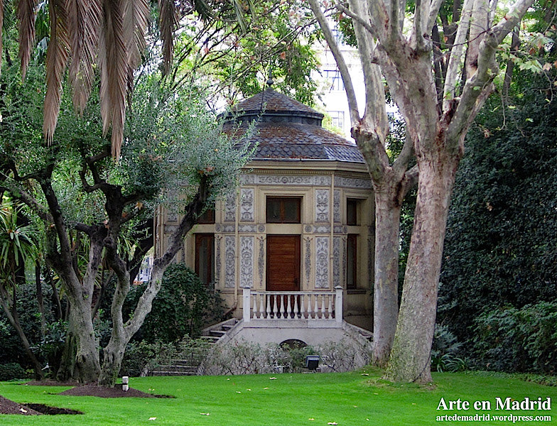 a_goetsch's tweet photo. Una casa estupenda, siempre me encantó la puerta de bronce y el quiosco que queda en la esquina como vestigio del antiguo palacio que tuvo. https://t.co/OIOPdAJDQF