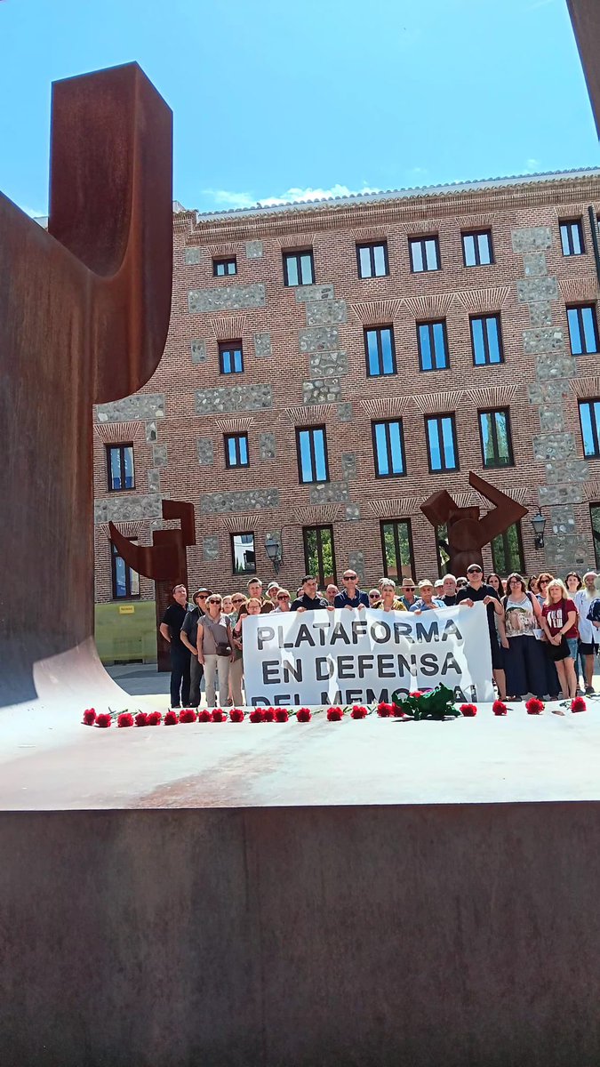 UGTMadrid's tweet photo. 🌹Isabel Vilabella Tellado, Sec. Formación, Empleo y Memoria Democrática @UGTMadrid, en el Homenaje a los deportados nazis
 
🕯️Monumento víctimas Mauthausen.

Por la memoria, la dignidad y la justicia. #NuncaMás https://t.co/gmYhLNn0jR