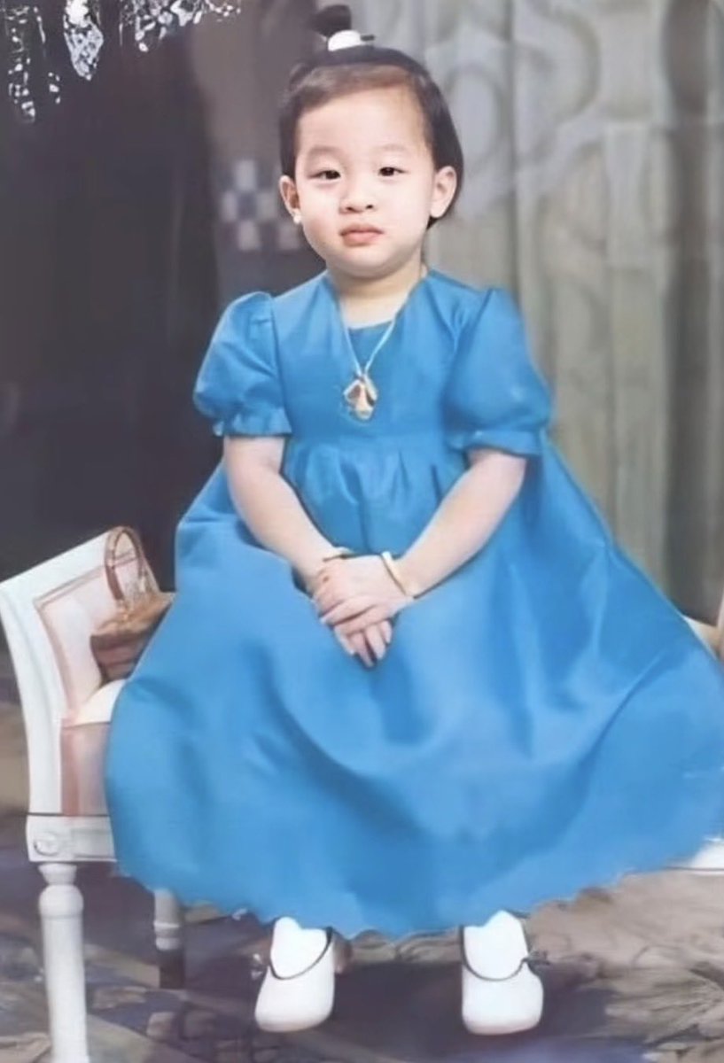 pernnie26's tweet photo. @belldelagua #พระองค์ภา ต้องเรียกว่าได้รับความรักแบบเกินร้อยเลยด้วยซ้ำ ได้รับมากจนเผื่อแผ่ไปให้คนรอบข้างได้ ไม่แปลกที่ทุกคนรักท่าน ปล.ตอนเด็กๆคือน่ารักมากกก พ่อไม่หลงยังงัยไหว https://t.co/wVK3LwYdwU