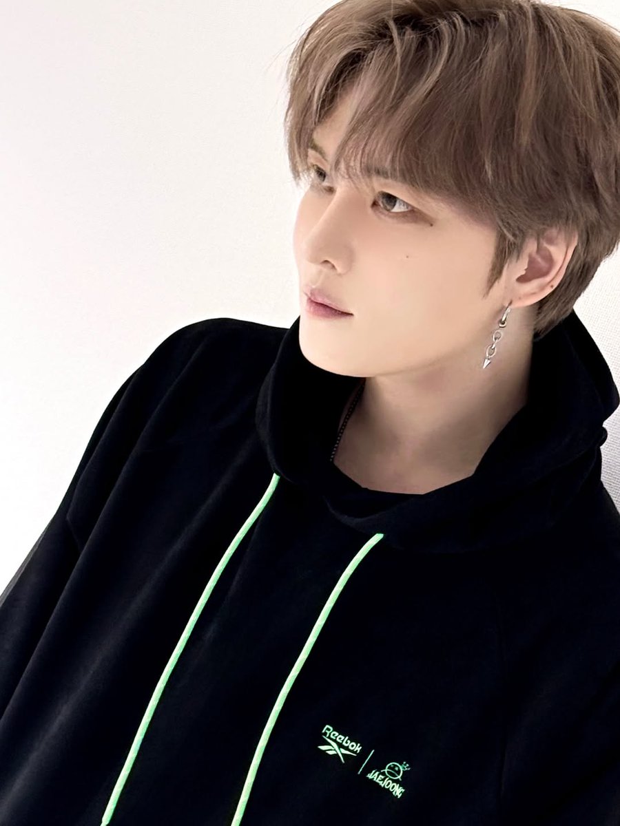 _JJstagram's tweet photo. 260614 김재중 IG 2️⃣

僕がデザイン監修したReebokさんとのスペシャルコラボが6/12発売！
シックなブラックのカラーにグリーンを効かせた限定デザインで、自分で書いた”Reebok“の文字とサインがポイント。ぜひチェックしてね！
https://t.co/jTUs78Mq3t

#김재중 #JAEJOONG #金在中 #ジェジュン https://t.co/Ze4AcsYwqY