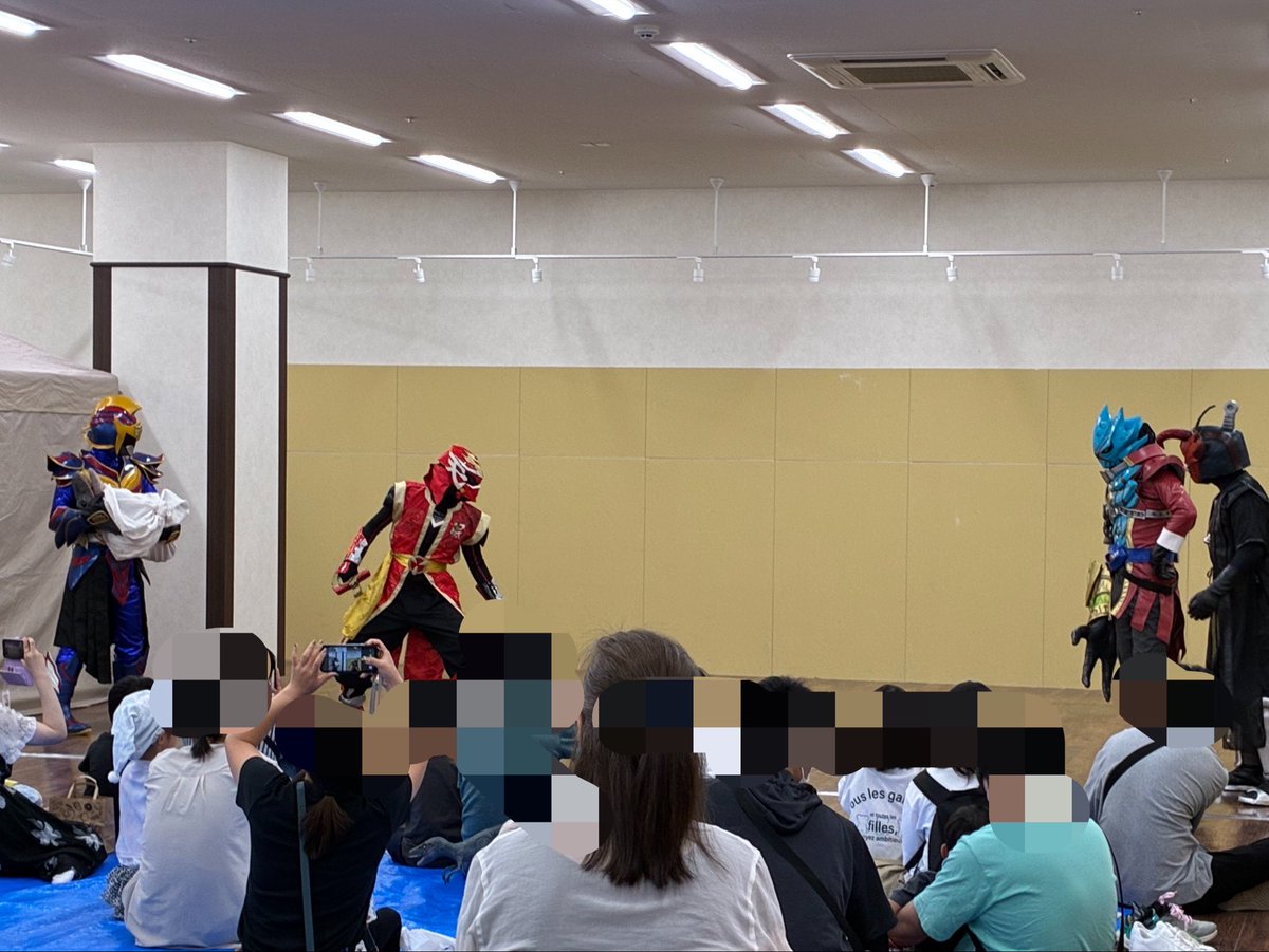 dinosaur_guard's tweet photo. 今回もたくさんのお客様に遊びにきていただけました！

差し入れもたくさんもらっちゃって嬉しい！
写真撮るのも忘れてパクついてしまいましたがみんなで美味しく食べました！ありがとうございました！！

まだまだがんばるぞ！
また会いましょう！！

#九州ヒーローズ https://t.co/3DWajkOQTK