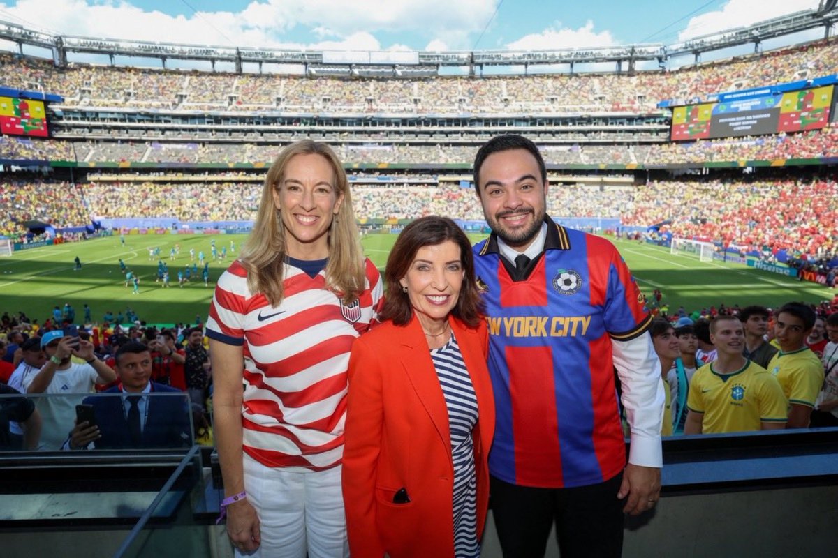 MayorMamdowny's tweet photo. Wepwesenting team New York City at da FIFA with my gals 😊 https://t.co/FWHsArG0OJ
