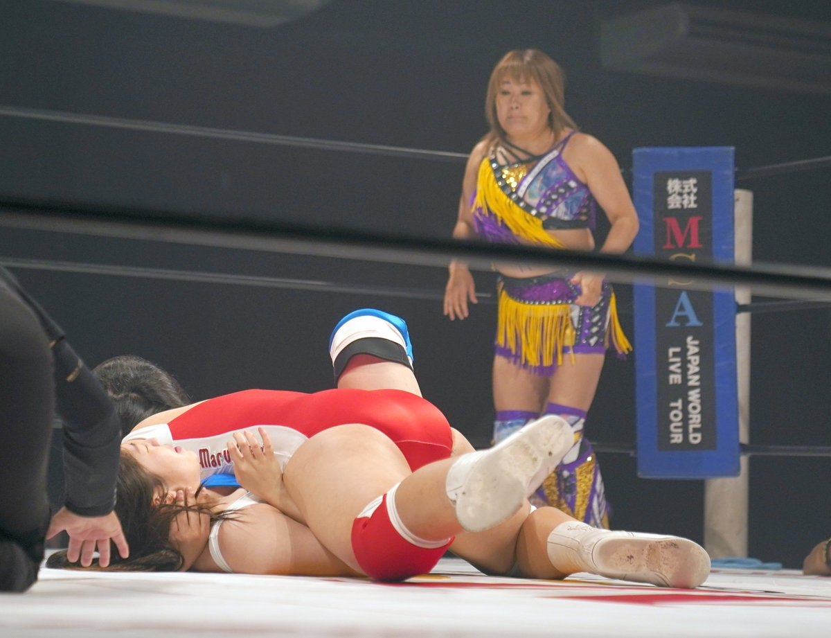 arrinaimyon1's tweet photo. 2026年6月14日　新木場1stRING
#マーベラスプロレス
【3wayマッチ1/3】
#暁千華 vs #永島千佳世 vs #彩芽蒼空

暁千華さんが避けて
永島千佳世さんのフットスタンプが彩芽蒼空さんに
直撃です
@marvelous_SENKA
@0124CHIKAYO
@Marvelous_sora https://t.co/64BFoN8bXu