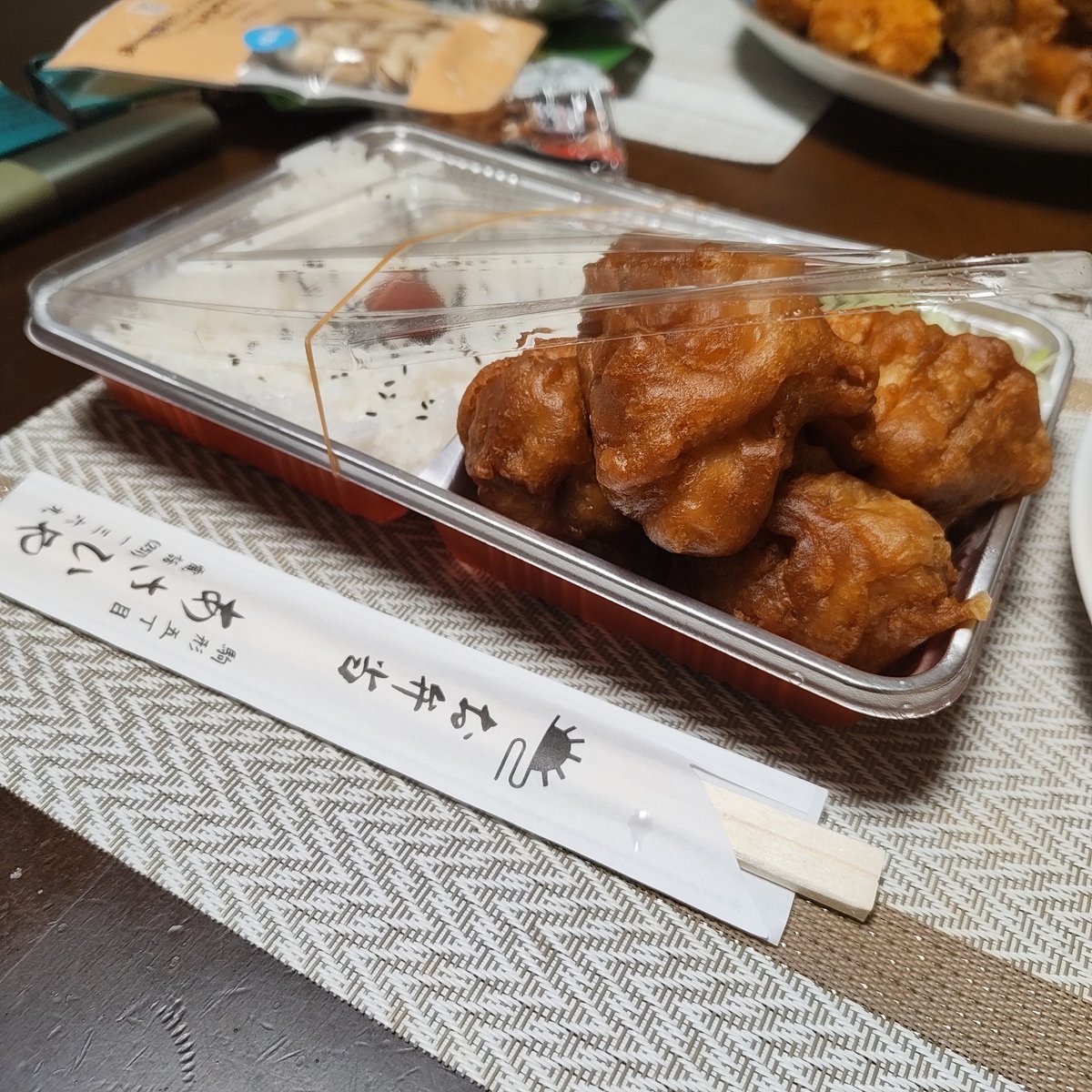 Music85To's tweet photo. #おうちごはん
よるごはん
#あさひや　
名物の蓋が閉まらない唐揚げ弁当
衣が分厚いタイプでした https://t.co/E3EqB0iBlz
