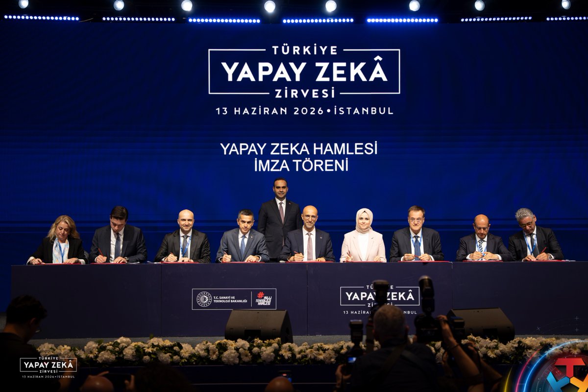 T3Vakfi's tweet photo. Cumhurbaşkanımız Sayın Recep Tayyip Erdoğan’ın ülkemizin yapay zeka vizyonunu paylaştığı zirvede, Sanayi ve Teknoloji Bakanlığı ve Gençlik ve Spor Bakanlığı ile iş birliği protokolüne imza attık.

81 ilimizde hayata geçireceğimiz "Yapay Zeka Atölyeleri" ile gençlerimizin yapay zeka okuryazarlığı, veri bilinci, algoritmik düşünme ve etik yapay zeka alanlarında yetkinlik kazanmalarına katkı sunacağız.

Türkiye’nin teknoloji yolculuğunda, üreten ve geliştiren gençlerimizle birlikte yürümeye devam edeceğiz. 🇹🇷🚀

📍 Türkiye Yapay Zeka Zirvesi