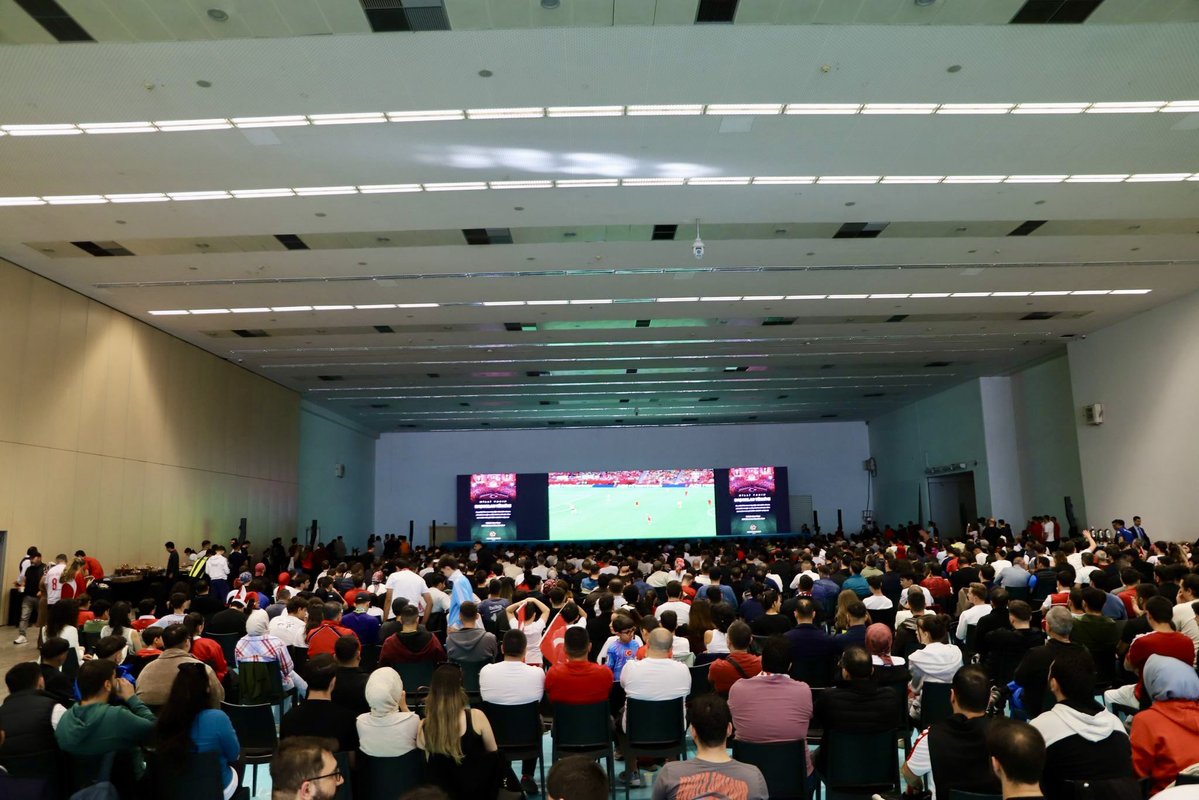 omersanli04's tweet photo. Binlerce hemşehrimizle birlikte ATO Congresium’da dev ekranda Ay-Yıldızlılarımızın heyecanına ortak olduk.

Ülkü Ocakları Ankara İl Başkanlığı olarak, milli birlik ve beraberlik ruhuyla vatandaşlarımızı aynı heyecan etrafında buluşturmanın gururunu yaşadık.

Bu anlamlı organizasyona katılan tüm dava arkadaşlarımıza ve kıymetli hemşehrilerimize teşekkür ediyor, her zaman olduğu gibi Milli Takımımızın yanında olduğumuzu bir kez daha vurguluyoruz.

Ne Mutlu Türk’üm Diyene! 🇹🇷