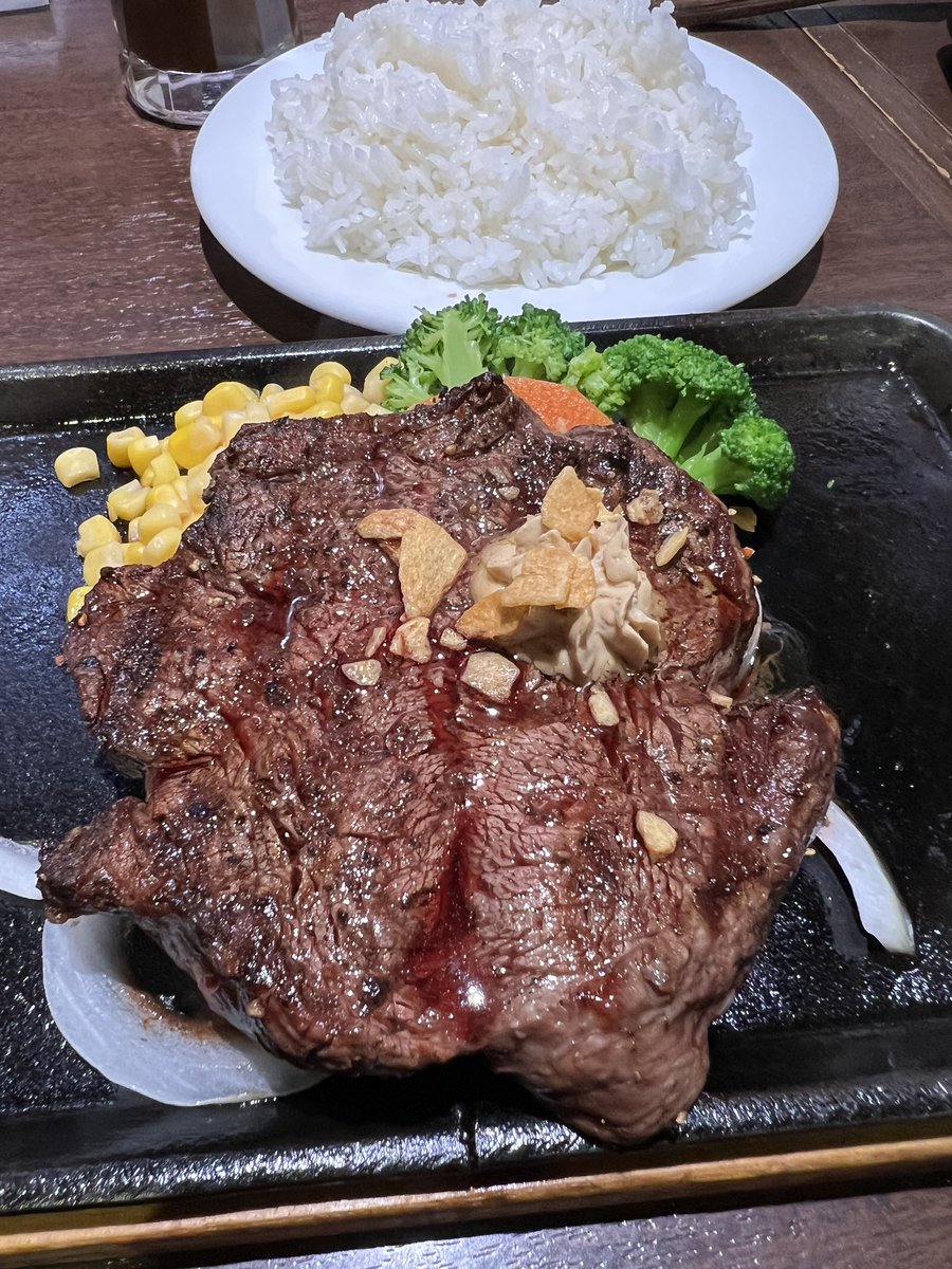 pkjA3eweBCUg92N's tweet photo. いきなり🚀ステーキ

特選ヒレステーキ
ライス&amp;サラダセット

今日は父の日って事で妻から何が食べたい？って聞かれたので肉って言ったら久しぶりにこちらへ🍖
とても柔らかく美味しいヒレ肉でした🥰
父の日とはいえど勿論、お会計は私でしたが💸🤣🤣🤣

ごちそうさまです🙏😋✨ https://t.co/pIVeXJplNx