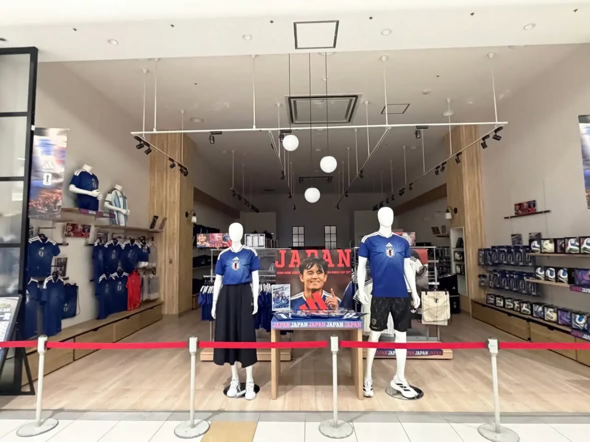 Naralando's tweet photo. サッカー日本代表を応援しよう💙⚽️🎌

イオンモール奈良登美ヶ丘1階に、
サッカー日本代表グッズを販売する
「メガスポーツ POP-UP STORE」が
2026年6月9日（火）〜6月30日（火）で
オープンしています‼️ 

サッカー観戦をさらに楽しみたい方や、
日本代表グッズを探している方は是非✨

この週末にグッズを揃えて
週明けのオランダ戦に備えましょう🎌❤️‍🔥
