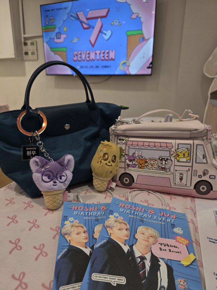 MinHanadulset's tweet photo. So dangerous bila pergi cse in a kpop merch shop. Wallet is shaking!!#BESTFRIENDSSOONHUIDAY https://t.co/d8ZuJpv3gd