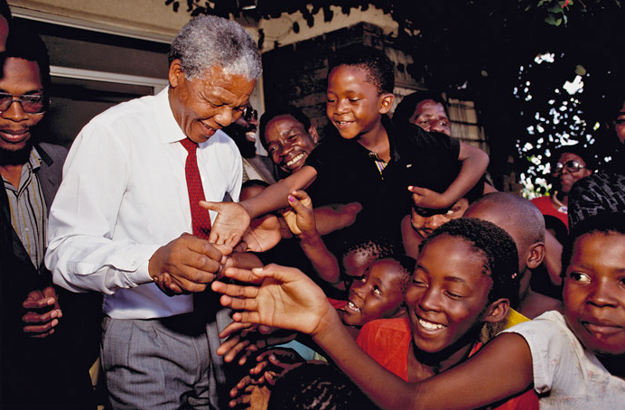 HistorySAZAR's tweet photo. Nelson Mandela in Soweto after his release from Prison, February 1990. Credit: Louise Gubb https://t.co/r9AORRSOb0