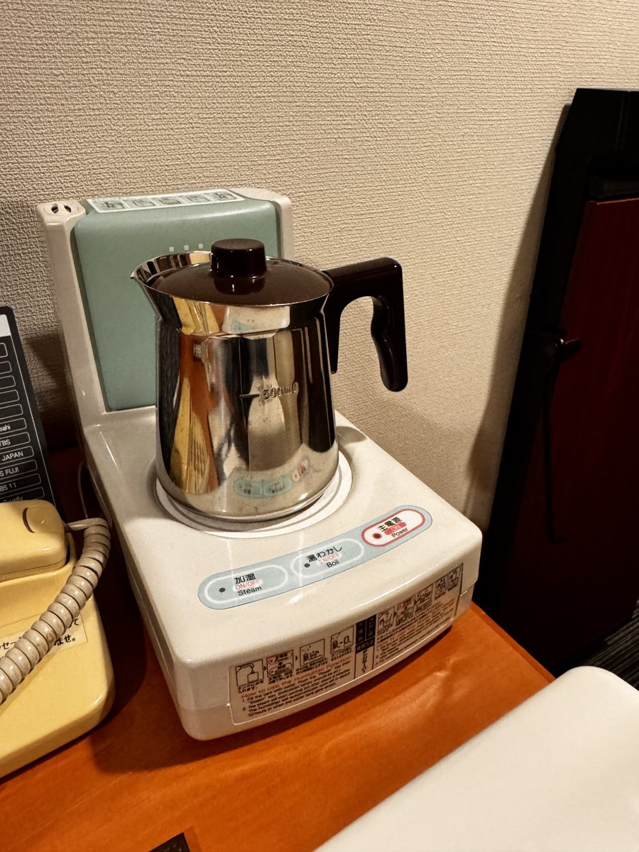 honwa's tweet photo. 今日帰るより今日ホテルに泊まって明日帰る方が安くつくからと拘りなく1泊だけ取った宿に見たことないタイプのケトルが置いてあった。お湯を沸かせて加湿もできる。 https://t.co/nRuALqUKA9