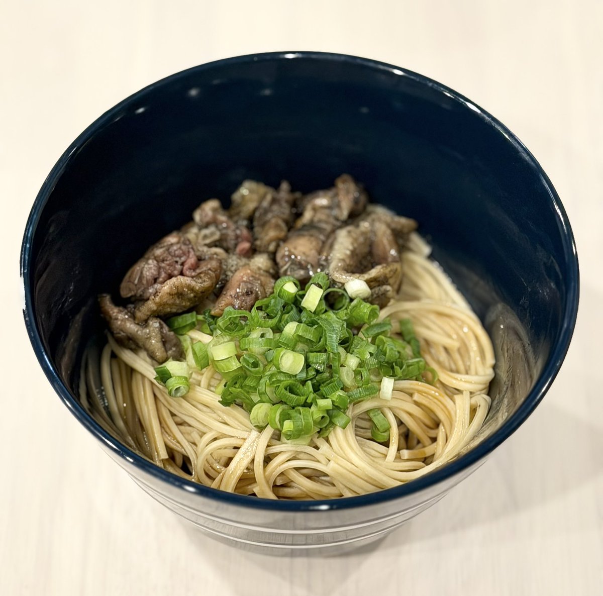 puyotaro0358's tweet photo. 【ダイエット中にラーメン食べたい人は絶対見て❗️】
正直びっくりした🫢

酒井製麺所さんの 「スポ麺ラーメン」を使って
🍜海苔たっぷりラーメン 🍜炭火鶏肉の油そば
を作ってみたけど、普通に美味しい😋

しかも麺100g(一食)あたり
✅たんぱく質25.7g ✅食物繊維8.3g ✅脂質1.9g
とかなり優秀✨

ダイエット中やボディメイク中でも 罪悪感少なく麺を楽しめるのが嬉しい👍

個人的にはどちらも美味しかったけど、 皆さんはラーメン派？ それとも油そば派？

#PR #スポ麺 #ダイエット #筋トレ