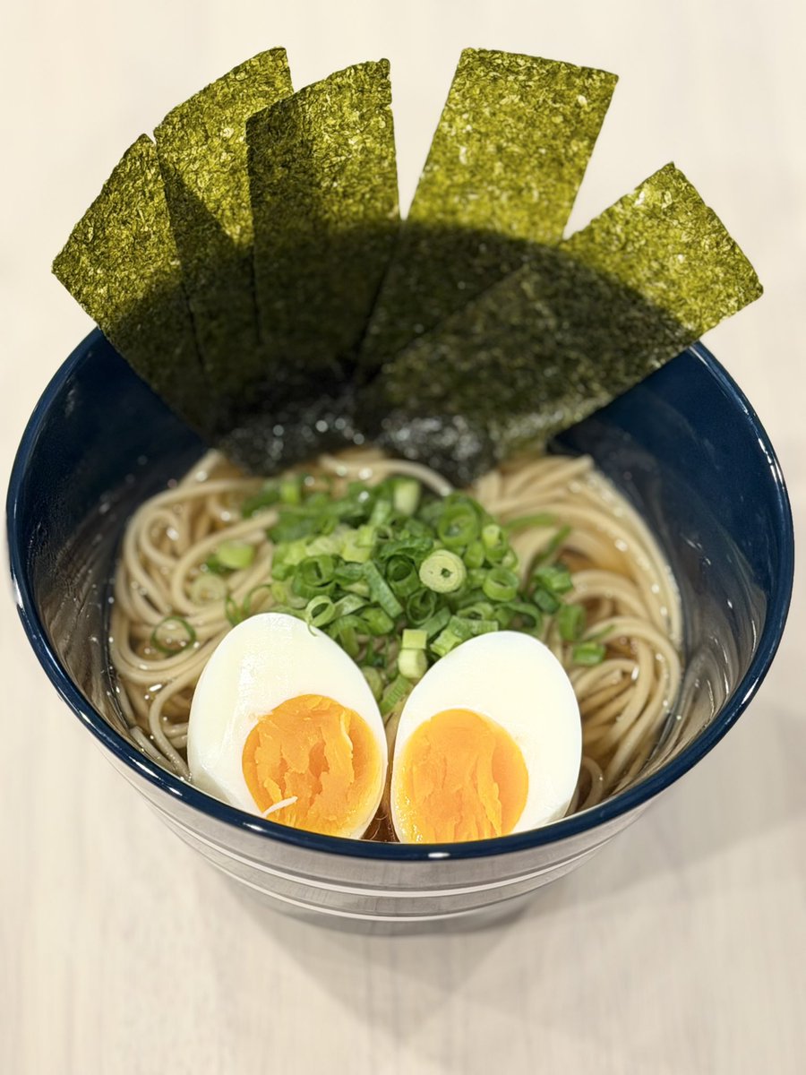 puyotaro0358's tweet photo. 【ダイエット中にラーメン食べたい人は絶対見て❗️】
正直びっくりした🫢

酒井製麺所さんの 「スポ麺ラーメン」を使って
🍜海苔たっぷりラーメン 🍜炭火鶏肉の油そば
を作ってみたけど、普通に美味しい😋

しかも麺100g(一食)あたり
✅たんぱく質25.7g ✅食物繊維8.3g ✅脂質1.9g
とかなり優秀✨

ダイエット中やボディメイク中でも 罪悪感少なく麺を楽しめるのが嬉しい👍

個人的にはどちらも美味しかったけど、 皆さんはラーメン派？ それとも油そば派？

#PR #スポ麺 #ダイエット #筋トレ