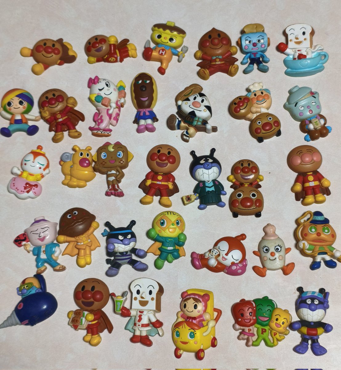doubletiga's tweet photo. 知人から90年代〜2000年代初頭のアンパンマンのガシャポンのマグネット、「くっつくんです」を譲ってもらった！かわいすぎる😍 https://t.co/oiJJOfaCAV