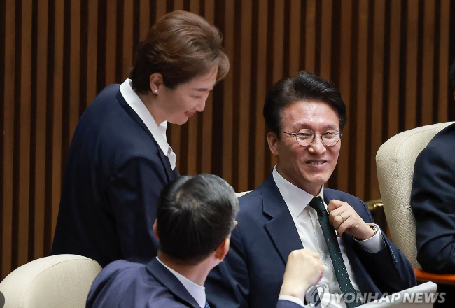 goldenbell1008's tweet photo. 조중동이 지금 입에 게거품 물고 지지하는 
세력이 누구인가?
민주당내 김민석, 이언주 등 뉴박세력이 
얘기하는 정챙래 비방건에 대해 대서 특필하고 있다.
조중동이 열열하는 기사는 곧 내란당이 좋아하고 
검찰이 좋아하는 내용이다.
지금 민주당의 뉴박세력들이 난동을 부리고 있다. https://t.co/9bMdIGyHUi