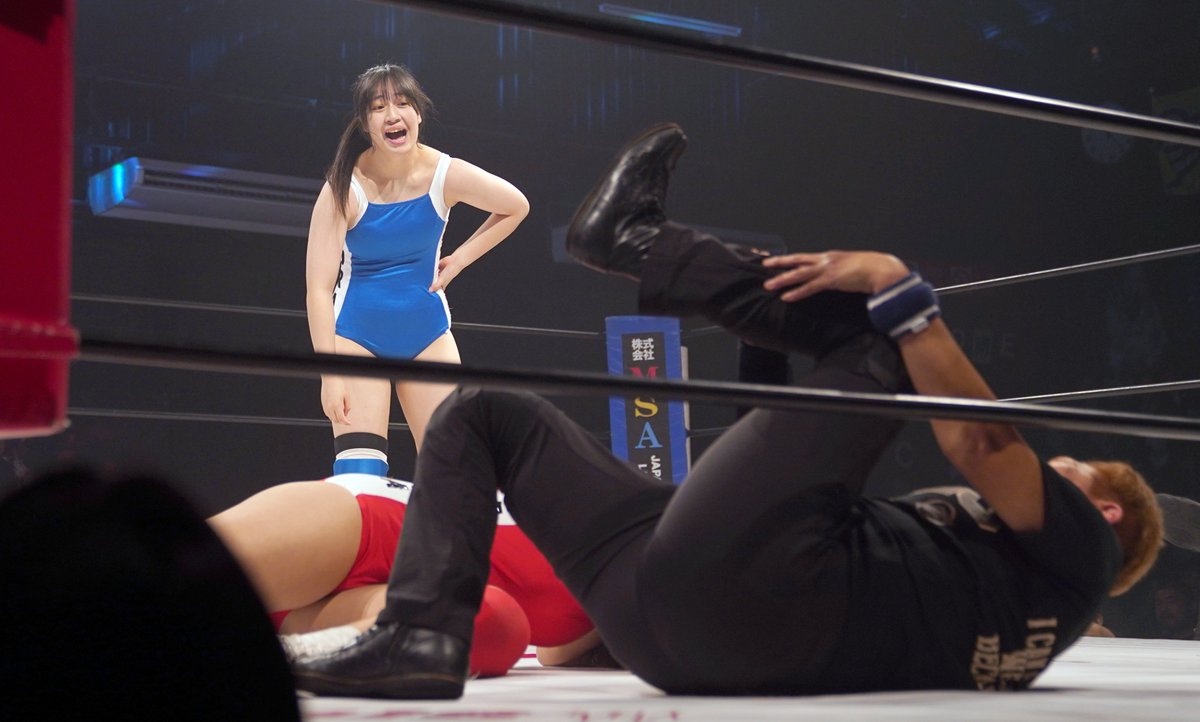 arrinaimyon1's tweet photo. 2026年6月14日　新木場1stRING
#マーベラスプロレス
【3wayマッチ1/3】
#暁千華 vs 永島千佳世 vs #彩芽蒼空

試合後の暁千華さんと #TOMMY さんです
@marvelous_SENKA
@Marvelous_sora https://t.co/603KmHABkP