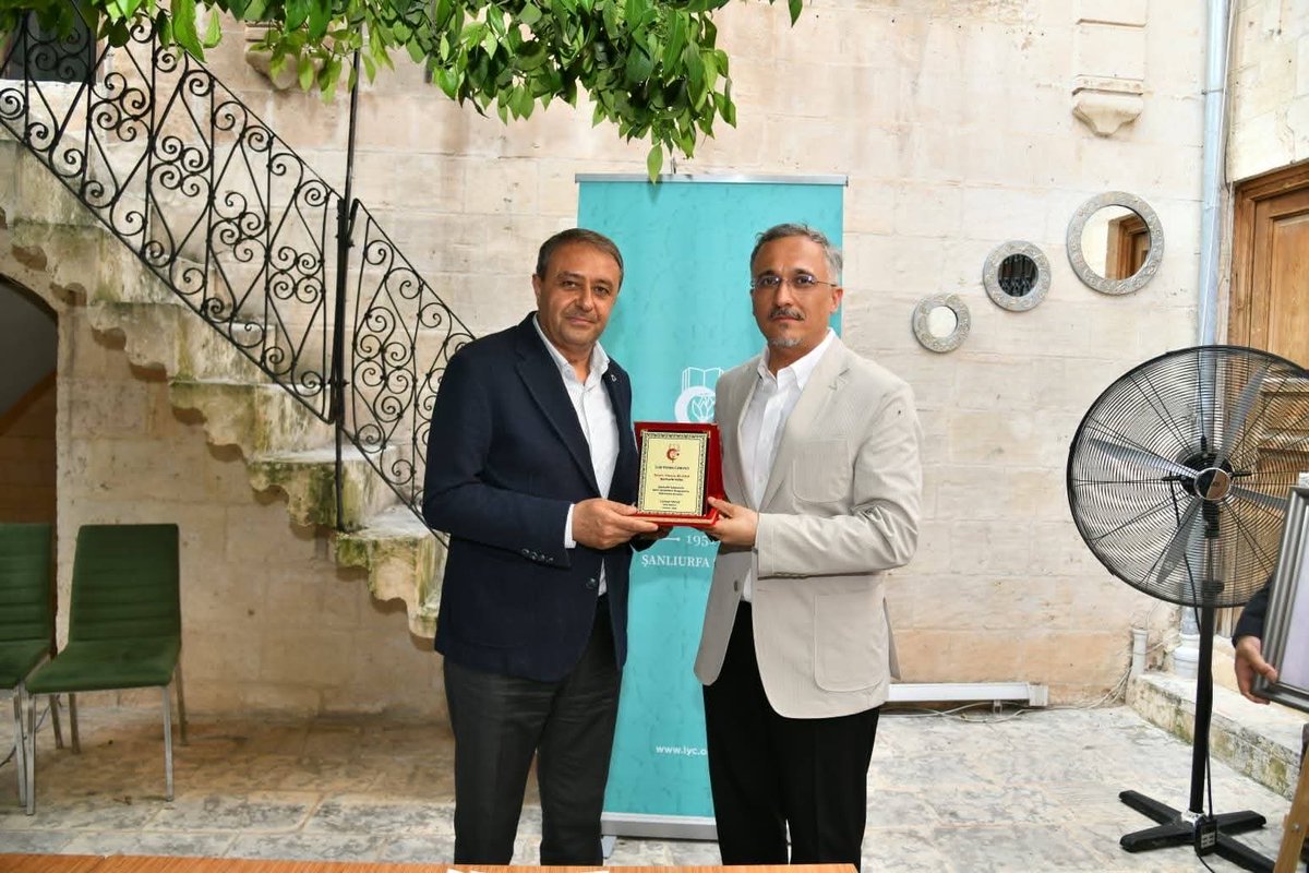 urfailimsanat's tweet photo. İlim Sanat Merkezimizde, 
“Şehir Sohbetleri”
Programının Altıncı Yıl 
Sezon Finalinde, Konuğumuz 
Şanlıurfa Valisi, Hasan Şıldak idi.
“Şehir İdaresi ve Şanlıurfa" 
konulu sohbeti için 
Sayın Valimize ve 
katkı sunan herkese teşekkürler…
#ŞehirSohbetleri https://t.co/G7rHXk6y4t