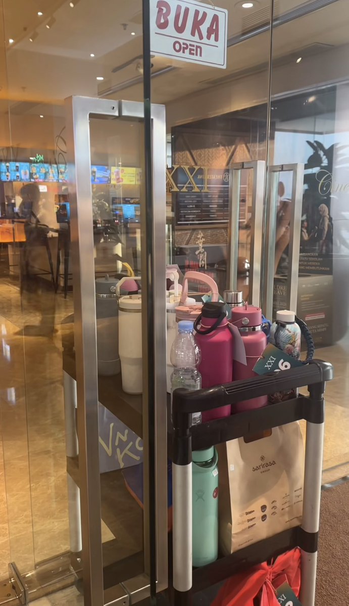 tuisney's tweet photo. XXI ini kok malah lebay ya segala tumbler juga di sita. Kesannya maksa banget untuk beli minuman mereka. Padahal gue suka beli kok makanan di sana tapi aneh bgt tumbler ga boleh bawa. Padahalah bisa ngurangin sampah juga. HADEEEH https://t.co/AxUs3UFIDm